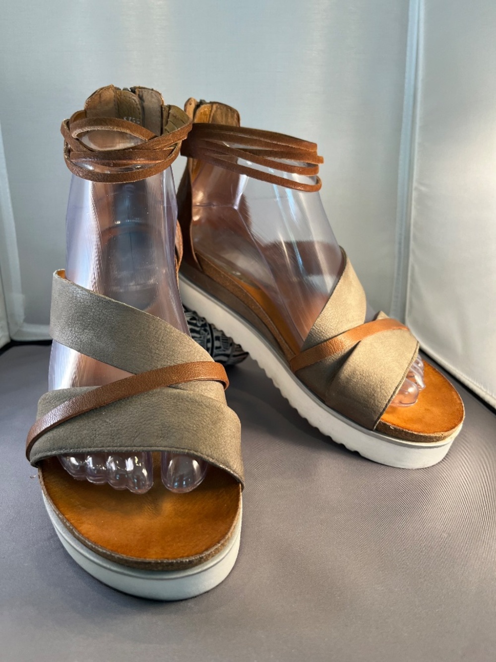 Miz Mooz New York City Tan and Khaki Ankle Strappy Sandals Size 38 (7.5-8) - Picture 4 of 9